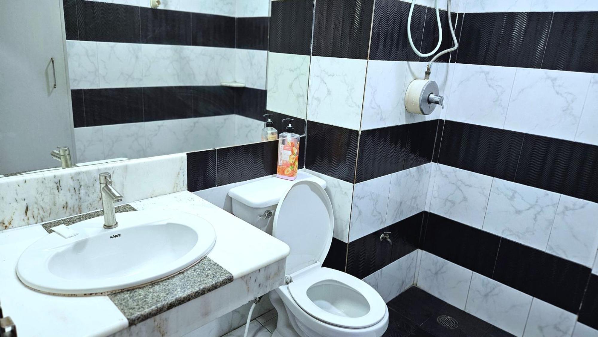 A House Boutique Guesthouse Bangkok Extérieur photo